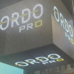 Cube led scherm maxvendo aan plafond